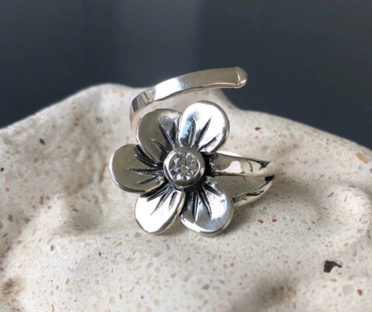 flower ring with zircon