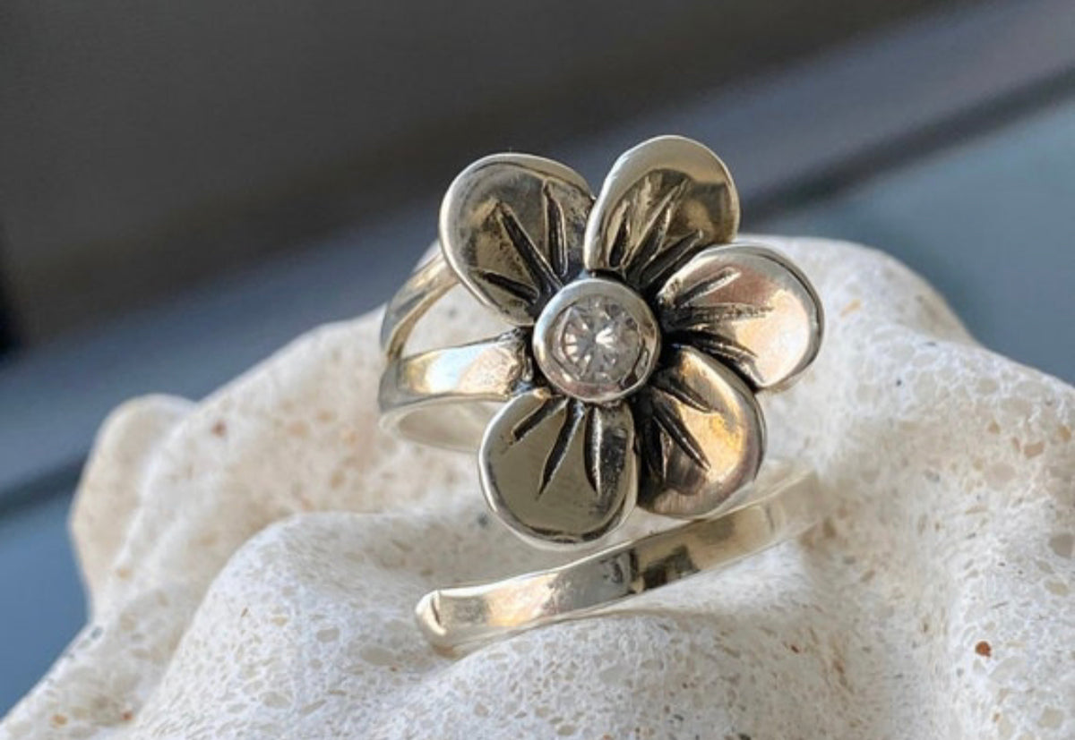 flower ring with zircon